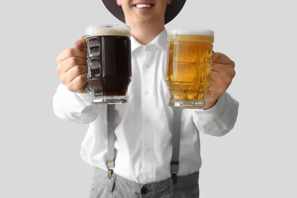 Молодой Человек Традиционной Немецкой Одежде Пивом Светлом Фоне Крупным Планом — стоковое фото