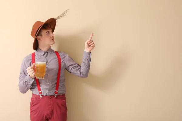 Junger Mann Traditioneller Deutscher Kleidung Mit Bier Zeigt Auf Etwas — Stockfoto