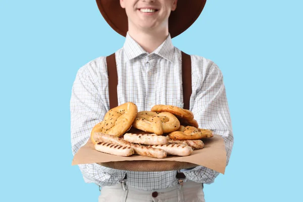 Ung Man Traditionella Tyska Kläder Med Snacks Blå Bakgrund Närbild — Stockfoto