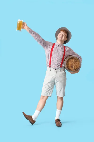 Jeune Homme Vêtements Traditionnels Allemands Avec Bière Sur Fond Bleu — Photo