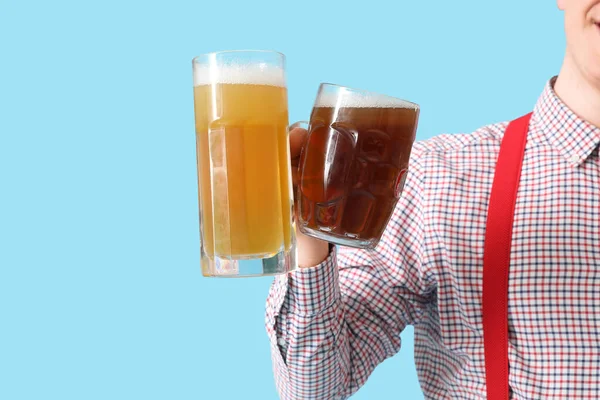 Hombre Joven Ropa Tradicional Alemana Con Cerveza Sobre Fondo Azul —  Fotos de Stock