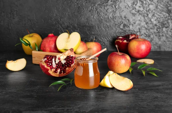 stock image Jar of honey, pomegranate and apples for Rosh Hashanah celebration (Jewish New Year) on black table