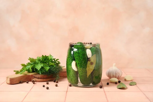 Potje Met Verse Komkommers Voor Conservering Tafel — Stockfoto
