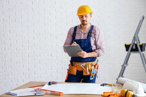 Constructor Masculino Con Portapapeles Trabajando Habitación —  Fotos de Stock