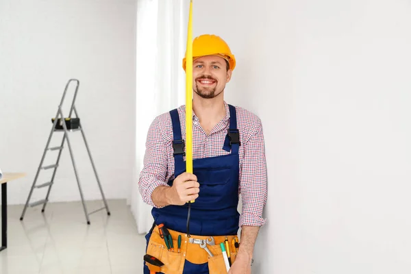 Constructor Masculino Con Cinta Métrica Habitación —  Fotos de Stock
