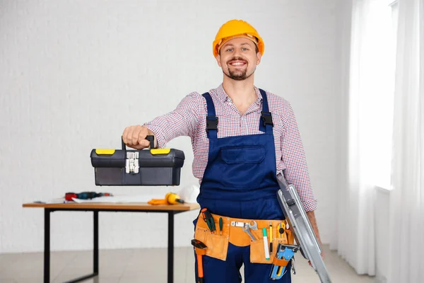 Constructor Masculino Con Bolsa Herramientas Escalera Habitación — Foto de Stock