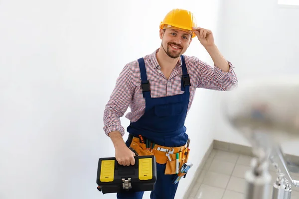 Manlig Byggare Med Verktygspåse Trappan — Stockfoto