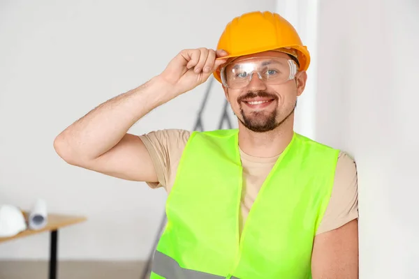 Constructor Masculino Trabajando Habitación —  Fotos de Stock