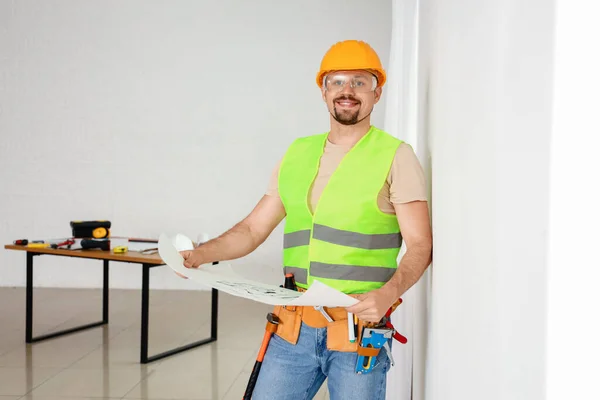Construtor Masculino Com Plano Casa Quarto — Fotografia de Stock