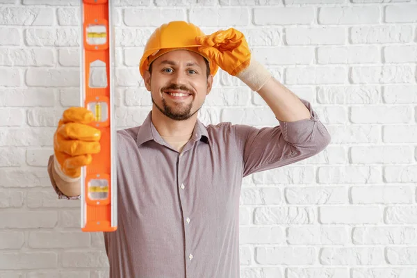 Construtor Masculino Com Nível Perto Parede Tijolo Branco — Fotografia de Stock