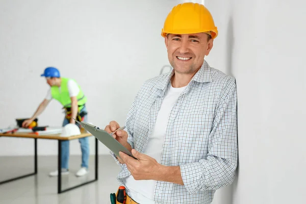 Mature Builder Clipboard Room — Stock Photo, Image