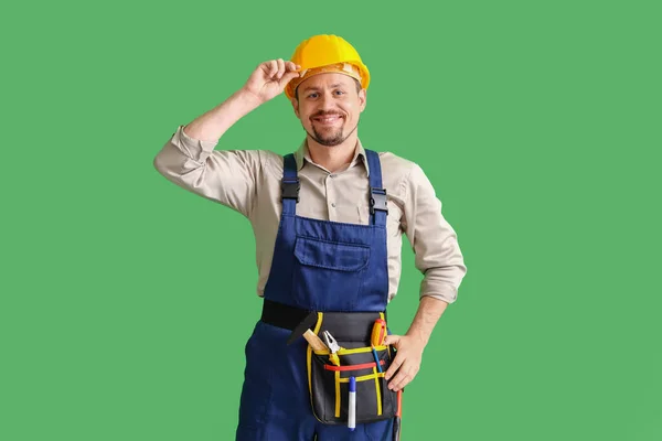 Männlicher Bauunternehmer Auf Grünem Hintergrund — Stockfoto
