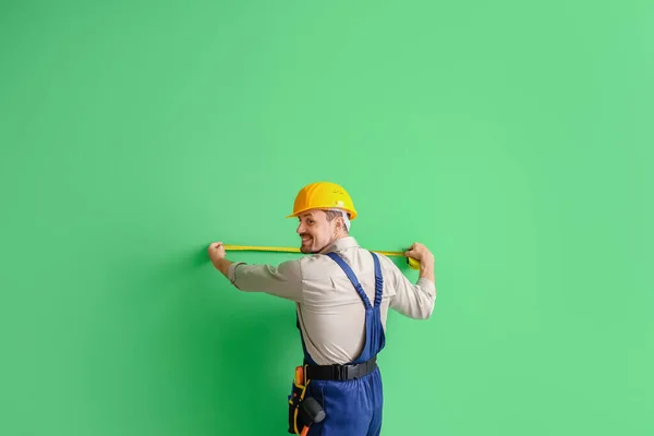 Constructor Masculino Midiendo Pared Verde Vista Trasera —  Fotos de Stock