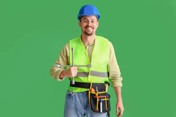 Man Byggare Med Verktyg Grön Bakgrund — Stockfoto