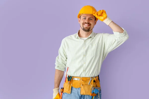 Constructor Masculino Hardhat Sobre Fondo Lila —  Fotos de Stock