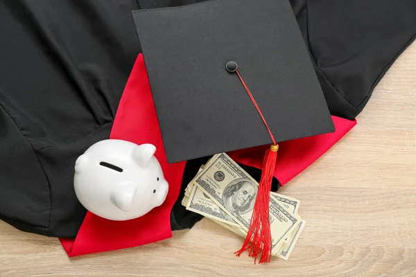 Varkensbank Dollarbiljetten Graduatie Pet Toga Houten Ondergrond Begrip Studentenlening — Stockfoto