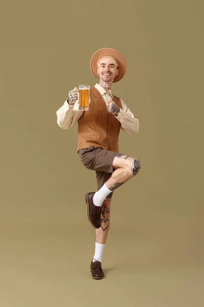 Jonge Getatoeëerde Man Traditionele Duitse Kleding Met Bier Dansen Groene — Stockfoto