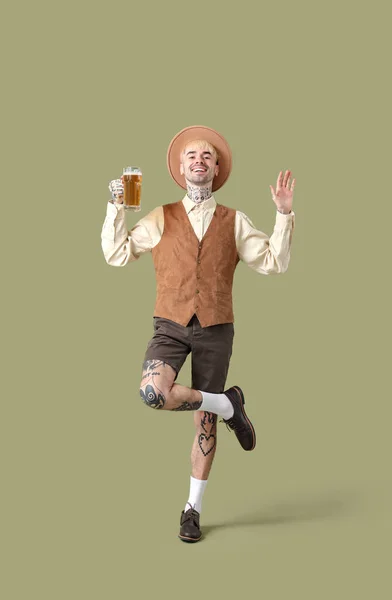 Jovem Homem Tatuado Roupas Tradicionais Alemãs Com Cerveja Dançando Fundo — Fotografia de Stock