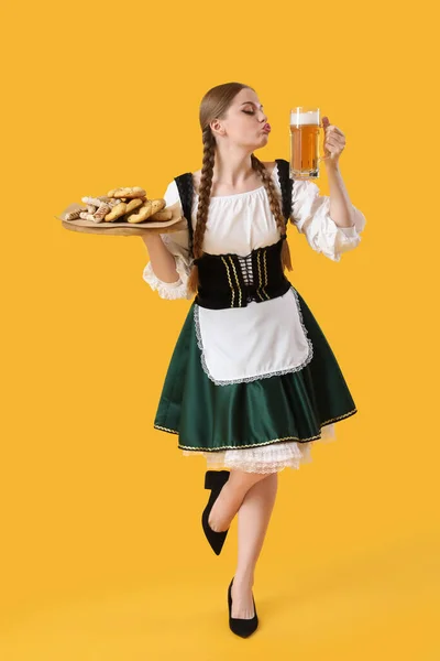 Mooie Oktober Serveerster Met Bier Snacks Gele Achtergrond — Stockfoto
