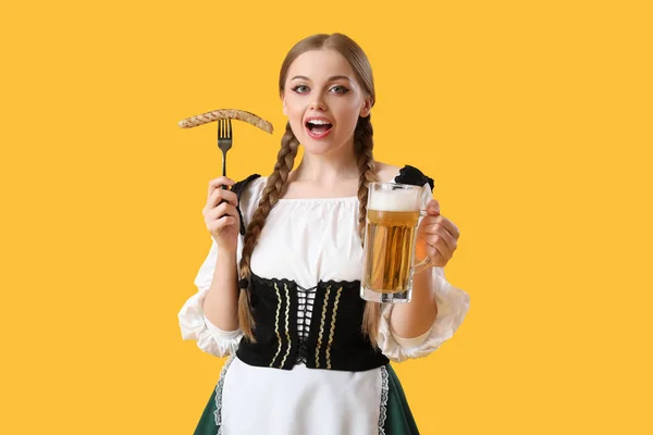 Mooie Oktober Serveerster Met Bier Worst Gele Achtergrond — Stockfoto