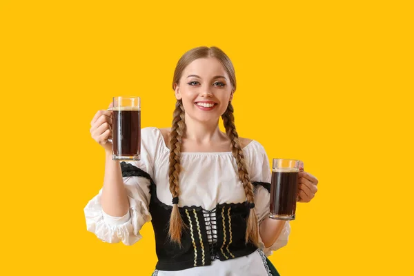 Krásná Oktoberfest Servírka Pivem Žlutém Pozadí — Stock fotografie
