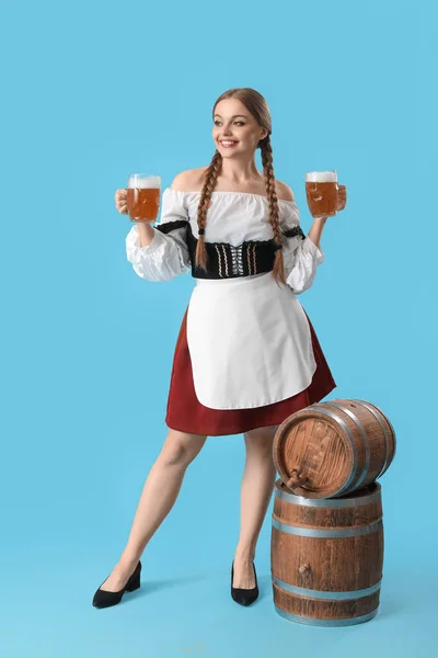 Mooie Oktober Serveerster Met Bier Vaten Blauwe Achtergrond — Stockfoto