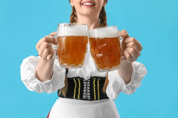 Schöne Oktoberfest Kellnerin Mit Bier Auf Blauem Hintergrund Nahaufnahme — Stockfoto