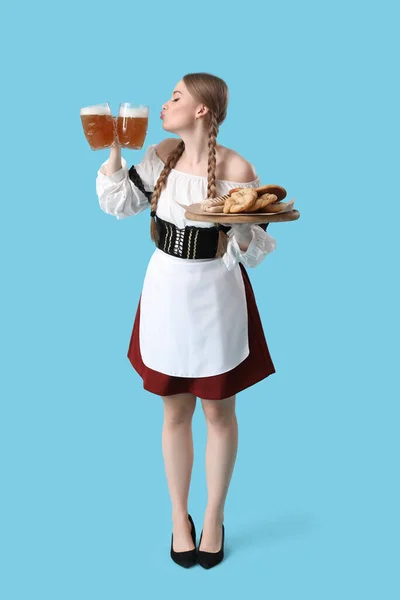 Vakker Servitrise Med Snacks Blå Bakgrunn – stockfoto