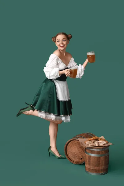 Bela Garçonete Octoberfest Com Cerveja Lanches Fundo Verde — Fotografia de Stock
