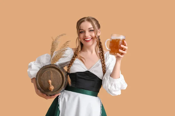 美丽的十月节女招待 背景是米黄色的啤酒和酒桶 — 图库照片