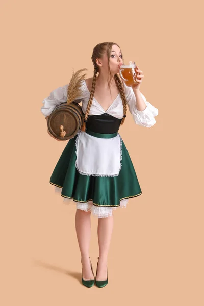 Mooie Oktober Serveerster Met Bier Vat Beige Achtergrond — Stockfoto