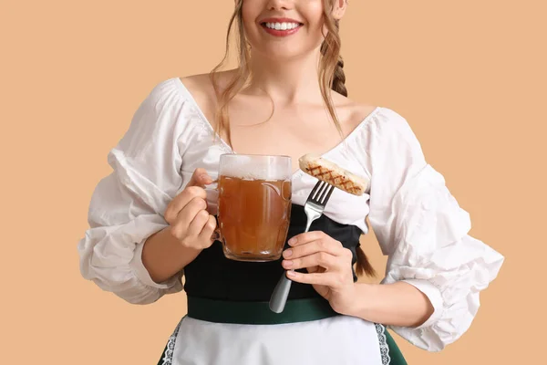 Schöne Oktoberfest Kellnerin Mit Bier Und Wurst Auf Beigem Hintergrund — Stockfoto