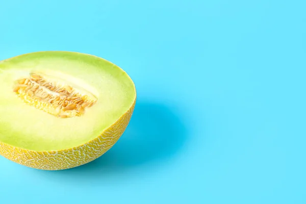 Hälften Söt Melon Blå Bakgrund — Stockfoto