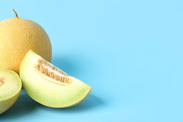 Söt Melon Med Bitar Blå Bakgrund — Stockfoto