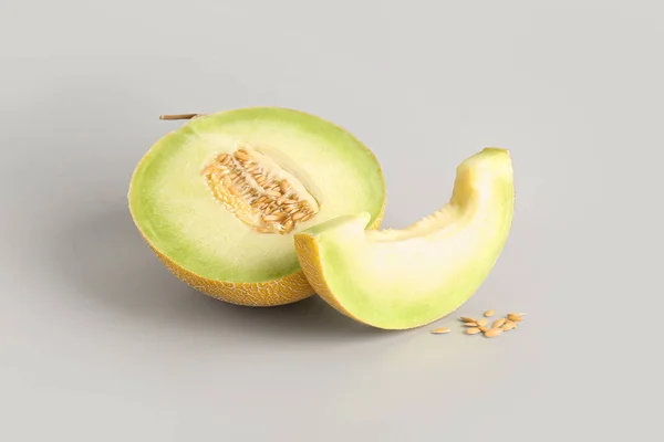 Hälften Söt Melon Med Bit Och Frön Grå Bakgrund — Stockfoto