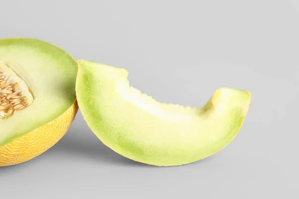 Hälften Söt Melon Med Bit Grå Bakgrund — Stockfoto
