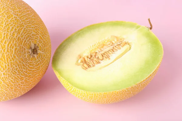 Söt Melon Med Hälften Rosa Bakgrund — Stockfoto