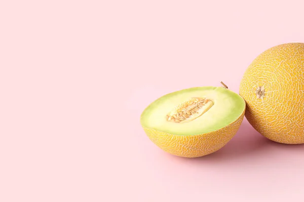 Zoete Meloen Met Helft Roze Achtergrond — Stockfoto