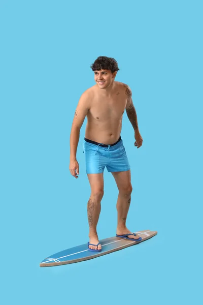 Jongeman Met Surfplank Blauwe Achtergrond — Stockfoto