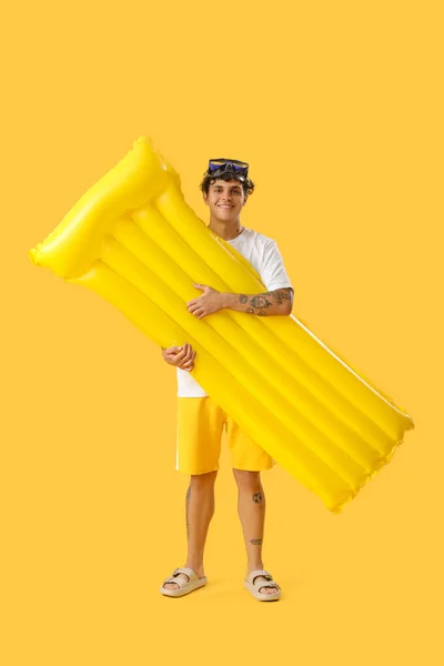 Jongeman Met Zwemmatras Gele Achtergrond — Stockfoto