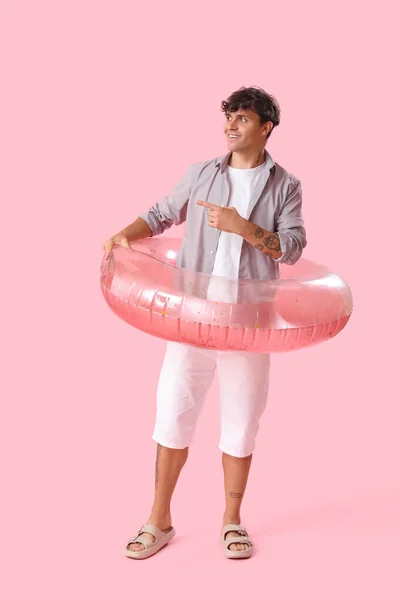 Young Man Swim Ring Pointing Something Pink Background — Stock Photo, Image