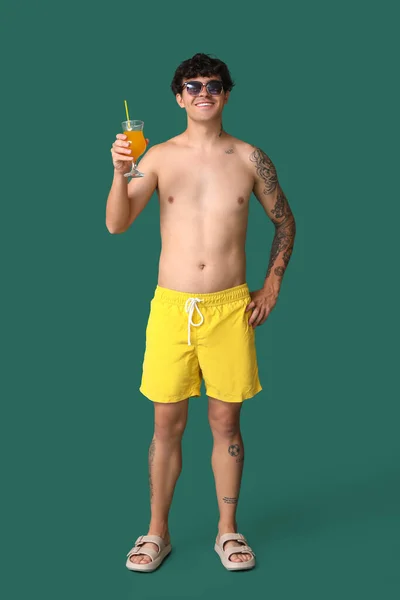 Jongeman Met Zomer Cocktail Groene Achtergrond — Stockfoto