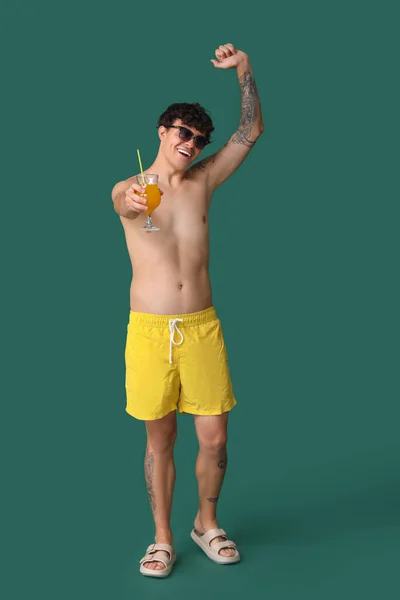 Young Man Summer Cocktail Green Background — Stock Photo, Image