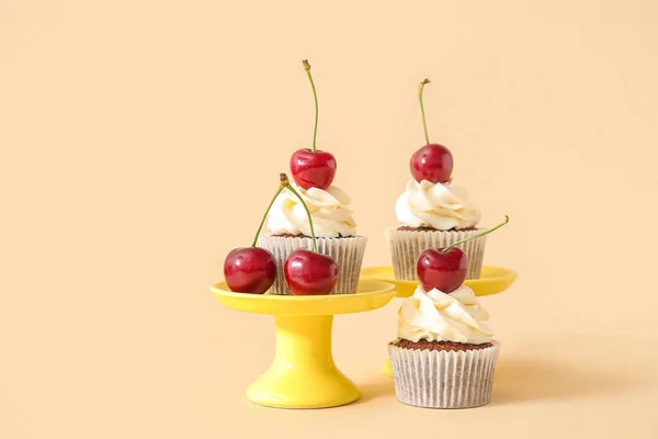 Estandes Com Cupcakes Cereja Saborosos Fundo Bege — Fotografia de Stock