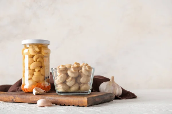 浅色底色罐装蘑菇的罐子和碗 — 图库照片