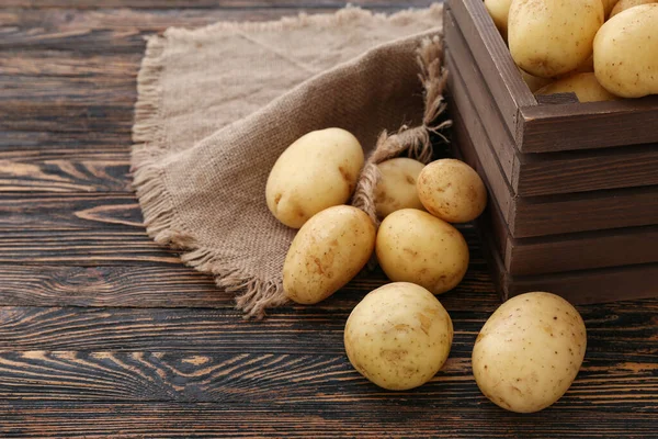 Rohe Kartoffeln Auf Holzgrund — Stockfoto