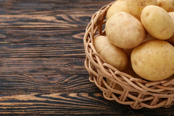 Weidenschale Mit Rohen Kartoffeln Auf Holzgrund — Stockfoto