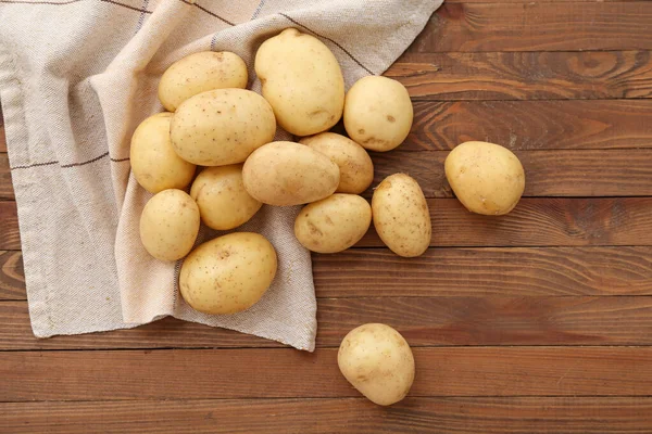 Viele Rohe Kartoffeln Auf Holzgrund — Stockfoto