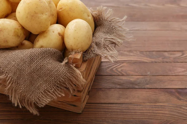 Schachtel Mit Rohen Kartoffeln Auf Holzgrund — Stockfoto