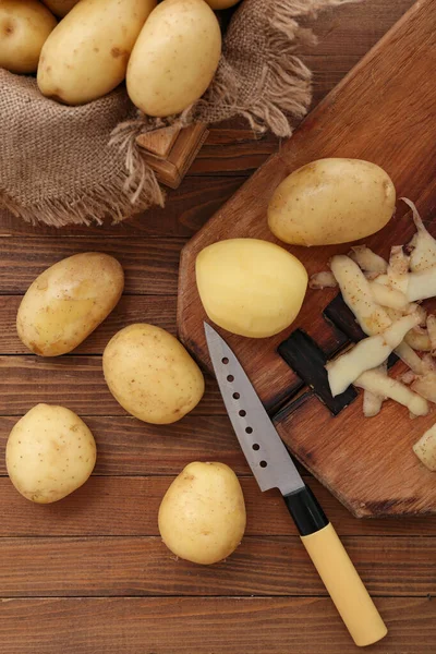 Brett Mit Rohen Kartoffeln Auf Holzgrund — Stockfoto